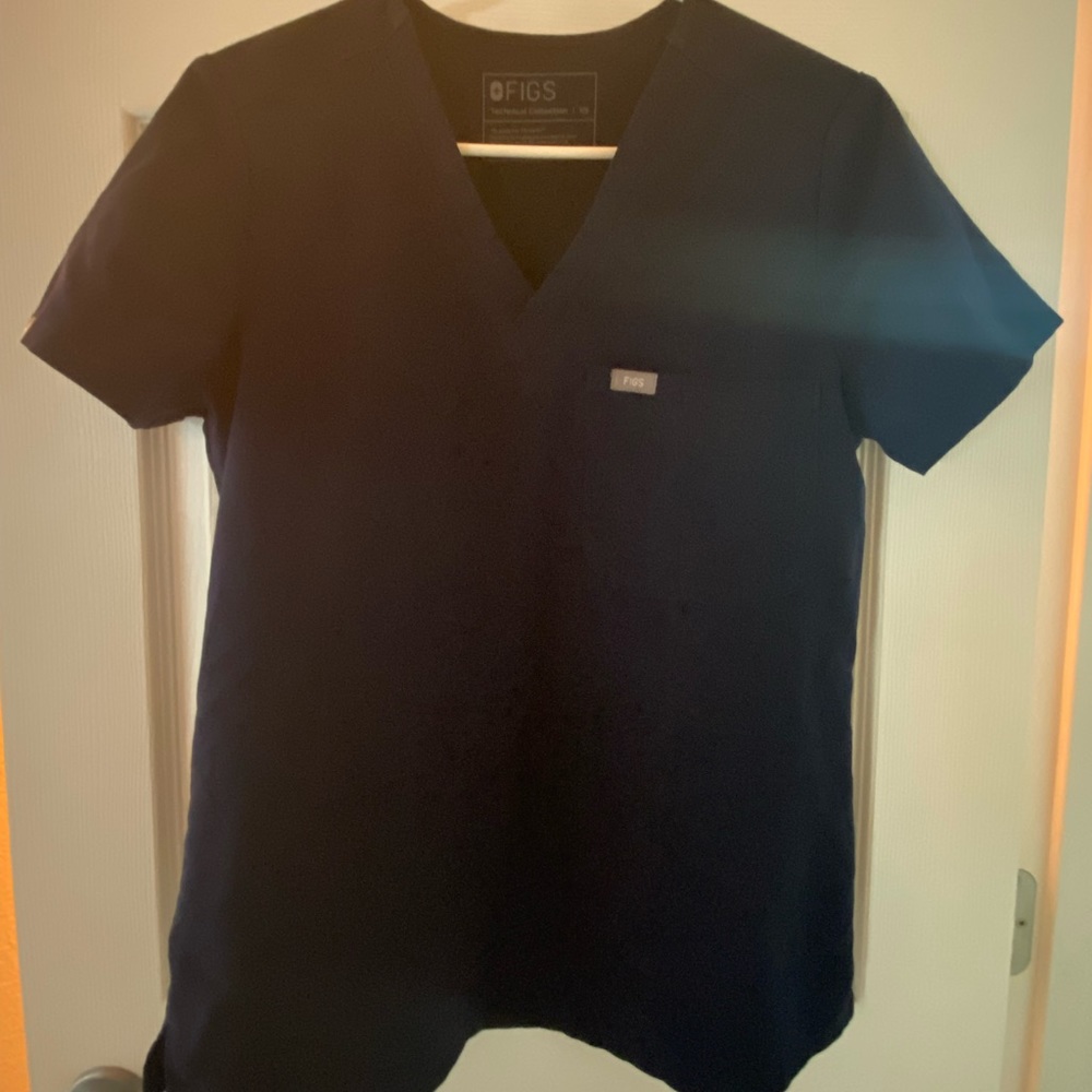 Figs scrub top
